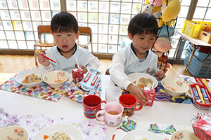 お給食の様子　　ひまわり・ばら・すみれ