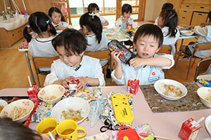 お給食の様子　　ひまわり・ばら・すみれ