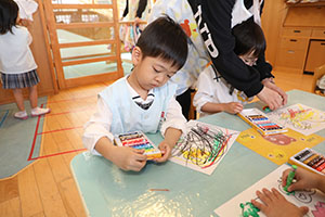 クレヨンを使って塗り絵をしました　ぱんだ・こあら