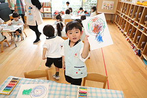 クレヨンを使って塗り絵をしました　きりん