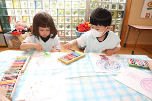 クレヨンを使って塗り絵をしました　きりん