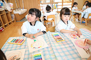 クレヨンを使って塗り絵をしました　きりん