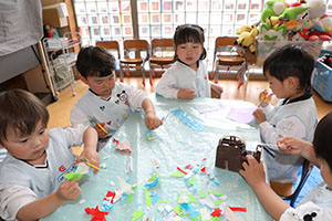 こいのぼりの共同制作　すみれ