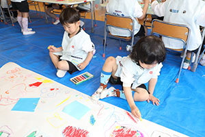 こいのぼりの共同制作　すみれ