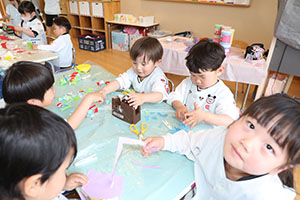 こいのぼりの共同制作　すみれ