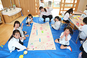 こいのぼりの共同制作　すみれ