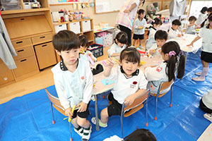 こいのぼりの共同制作　すみれ