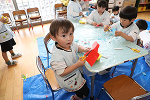こいのぼりの共同制作　すみれ