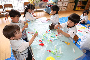 こいのぼりの共同制作　すみれ