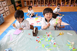 こいのぼりの共同制作　すみれ
