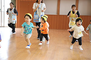 ホールでボール遊び　ひよこ・あひる・ぺんぎん
