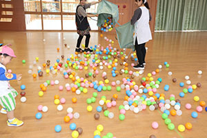 ホールでボール遊び　ひよこ・あひる・ぺんぎん