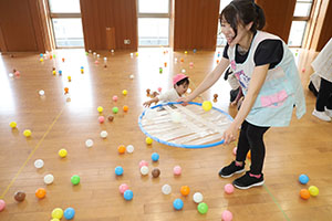 ホールでボール遊び　ひよこ・あひる・ぺんぎん