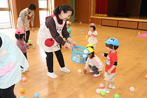 ホールでボール遊び　ひよこ・あひる・ぺんぎん