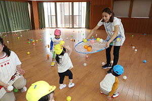 ホールでボール遊び　ひよこ・あひる・ぺんぎん