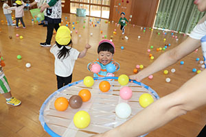 ホールでボール遊び　ひよこ・あひる・ぺんぎん