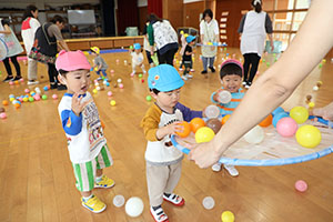 ホールでボール遊び　ひよこ・あひる・ぺんぎん