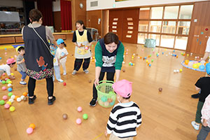 ホールでボール遊び　ひよこ・あひる・ぺんぎん
