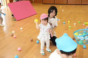 ホールでボール遊び　ひよこ・あひる・ぺんぎん