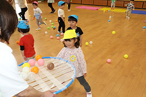ホールでボール遊び　ひよこ・あひる・ぺんぎん