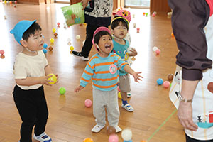 ホールでボール遊び　ひよこ・あひる・ぺんぎん