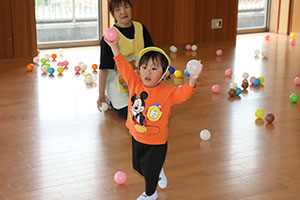 ホールでボール遊び　ひよこ・あひる・ぺんぎん