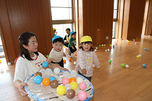 ホールでボール遊び　ひよこ・あひる・ぺんぎん