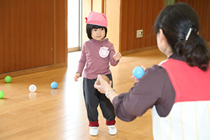 ホールでボール遊び　ひよこ・あひる・ぺんぎん
