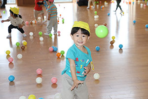 ホールでボール遊び　ひよこ・あひる・ぺんぎん
