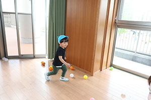 ホールでボール遊び　ひよこ・あひる・ぺんぎん