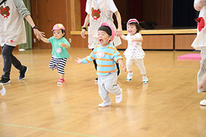 ホールでボール遊び　ひよこ・あひる・ぺんぎん