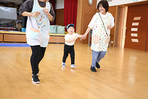 ホールでボール遊び　ひよこ・あひる・ぺんぎん