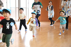 ホールでボール遊び　ひよこ・あひる・ぺんぎん