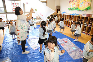 大きなポリ袋風船　楽しかったね　ばら・すみれ