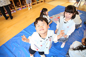 大きなポリ袋風船　楽しかったね　ばら・すみれ