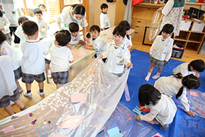 大きなポリ袋風船　楽しかったね　ばら・すみれ