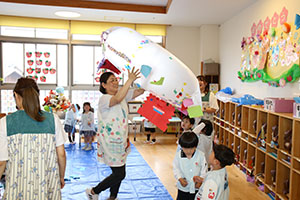 大きなポリ袋風船　楽しかったね　ばら・すみれ