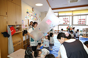 大きなポリ袋風船　楽しかったね　ばら・すみれ