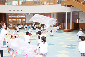大きなポリ袋風船　楽しかったね　ばら・すみれ