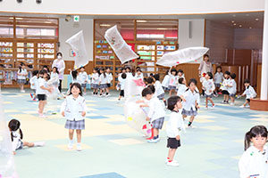 大きなポリ袋風船　楽しかったね　ばら・すみれ