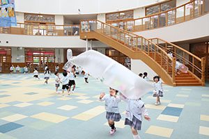 大きなポリ袋風船　楽しかったね　ばら・すみれ