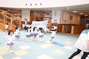 大きなポリ袋風船　楽しかったね　ばら・すみれ