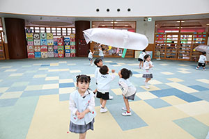 大きなポリ袋風船　楽しかったね　ばら・すみれ