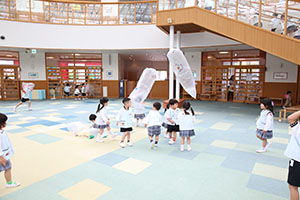 大きなポリ袋風船　楽しかったね　ばら・すみれ
