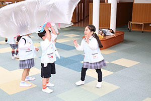 大きなポリ袋風船　楽しかったね　ばら・すみれ