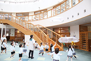 大きなポリ袋風船　楽しかったね　ばら・すみれ