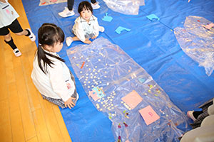 大きなポリ袋風船　楽しかったね　ばら・すみれ