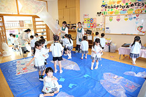 大きなポリ袋風船　楽しかったね　ばら・すみれ