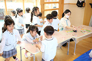 大きなポリ袋風船　楽しかったね　ばら・すみれ