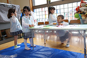 大きなポリ袋風船　楽しかったね　ばら・すみれ
